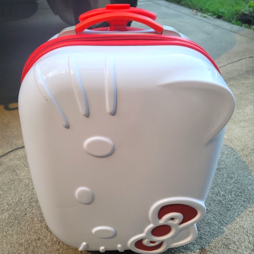 Small/medium Hello Kitty Suitcase